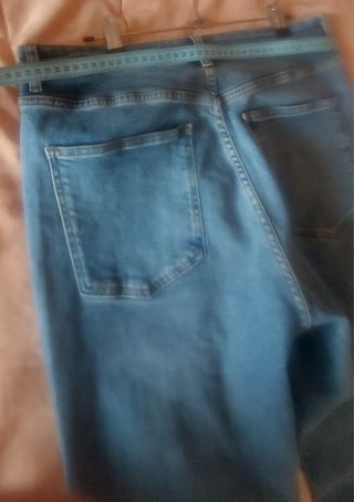 Pantalón vaquerode Zara. 