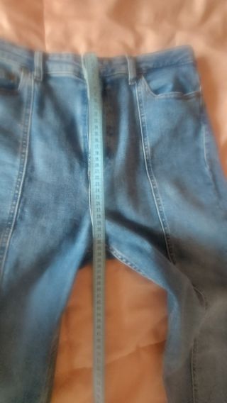 Pantalón vaquerode Zara. 