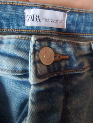 Pantalón vaquerode Zara. 