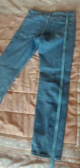 Pantalón vaquerode Zara. 