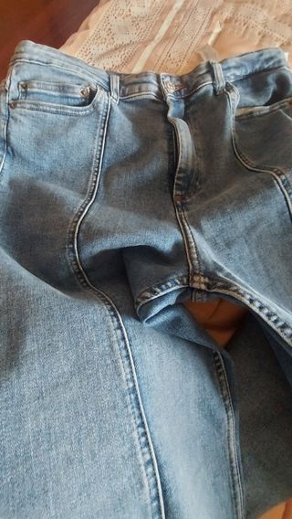 Pantalón vaquerode Zara. 