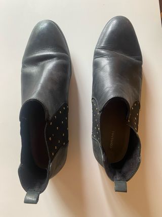 Botines negros Cortefiel tachas doradas