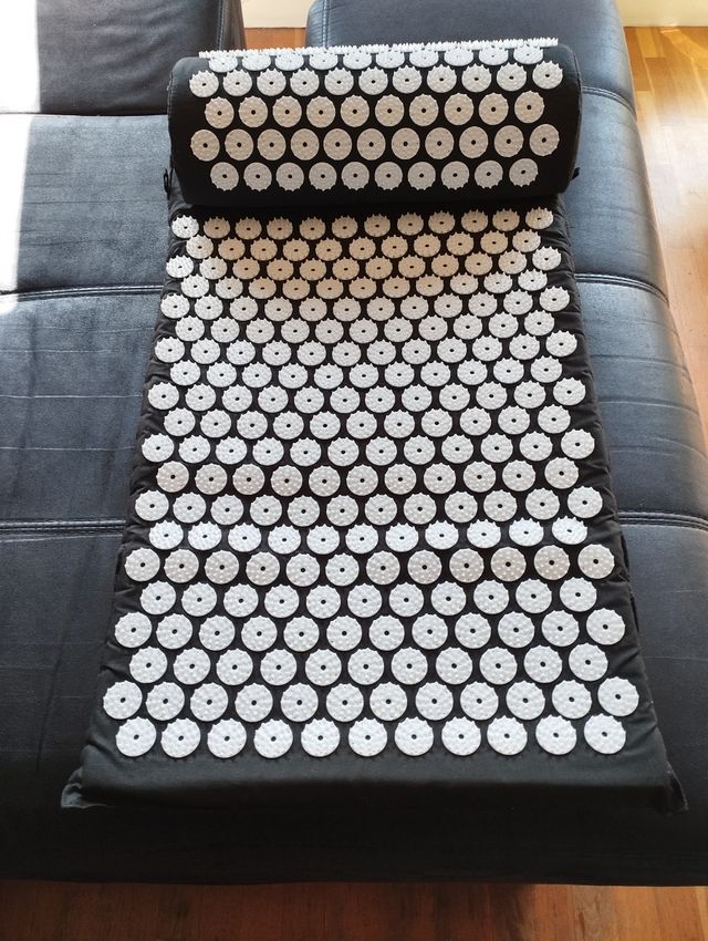 Esterilla de acupresión con almohada.