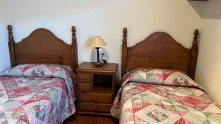 Conjunto cabeceros y mesita de madera rústico