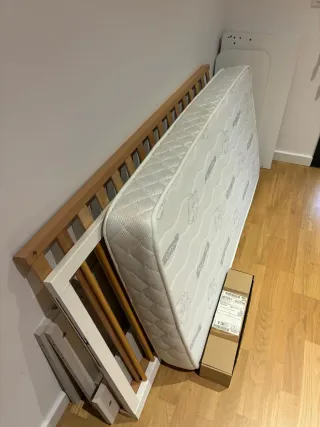 Cuna con 3 alturas convertible en cama.