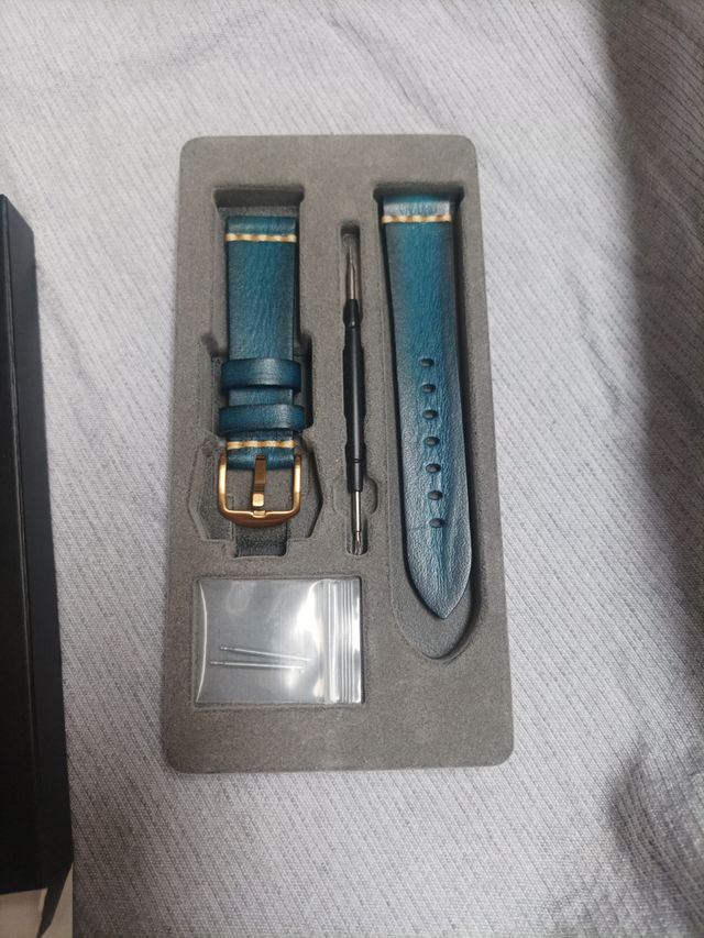 Pulseira de relógio MAIKES azul e dourada