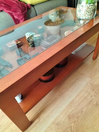 Mesa de centro de madera y cristal, se eleva

