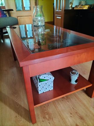 Mesa de centro de madera y cristal, se eleva
