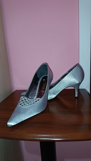Zapato de poco tacón y de punta fina.