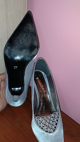 Zapato de poco tacón y de punta fina.