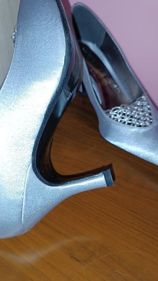Zapato de poco tacón y de punta fina.