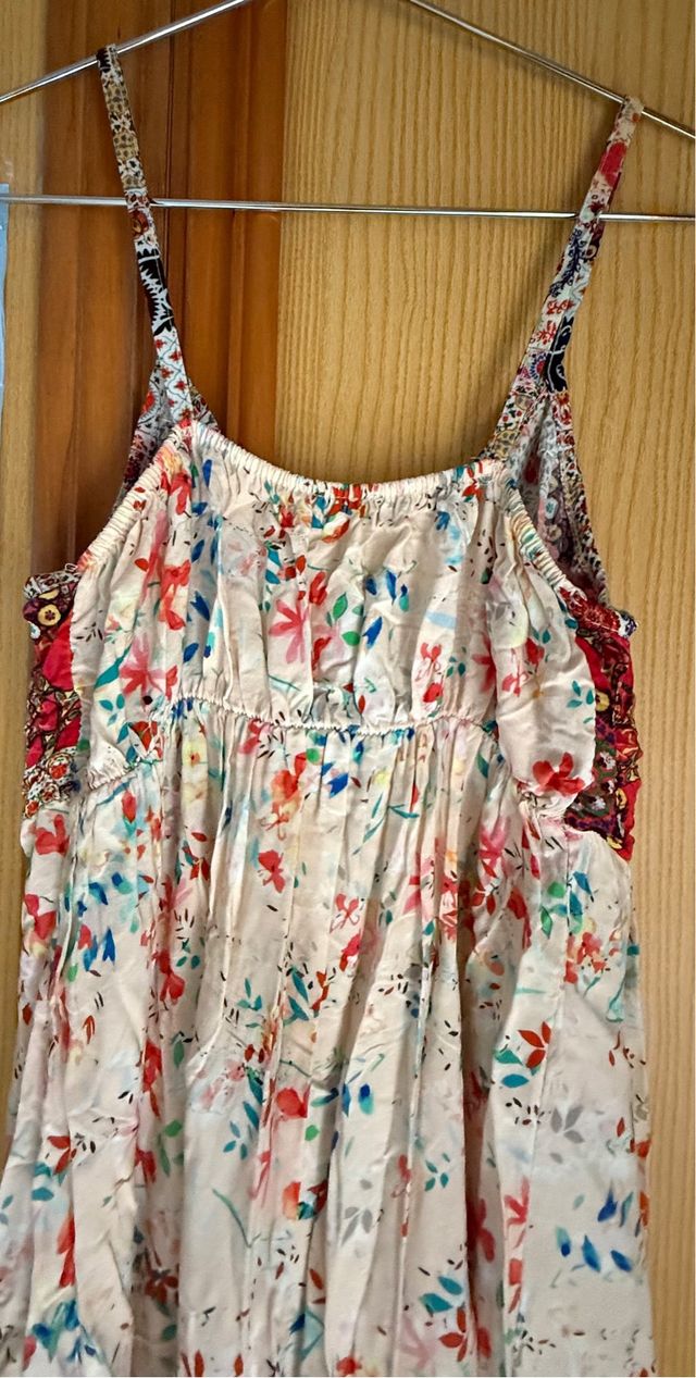 Vestido de playa multicolor con estampado floral