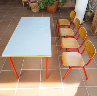 Scrivania e sedie vintage