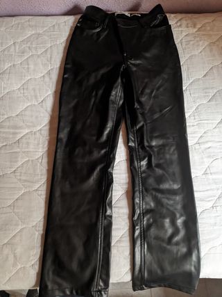 Pantalón cuero Abercrombie corte recto elástico