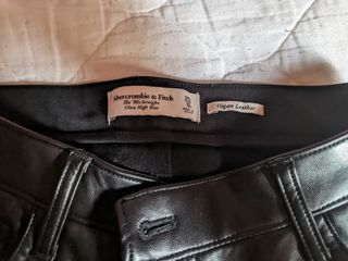 Pantalón cuero Abercrombie corte recto elástico