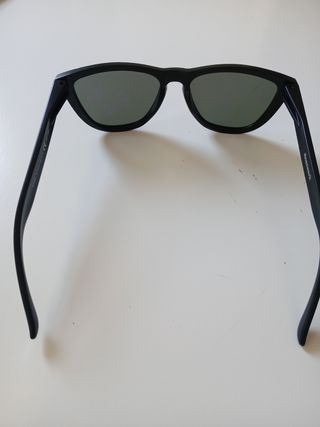 Gafas de sol hombre negras lentes moradas