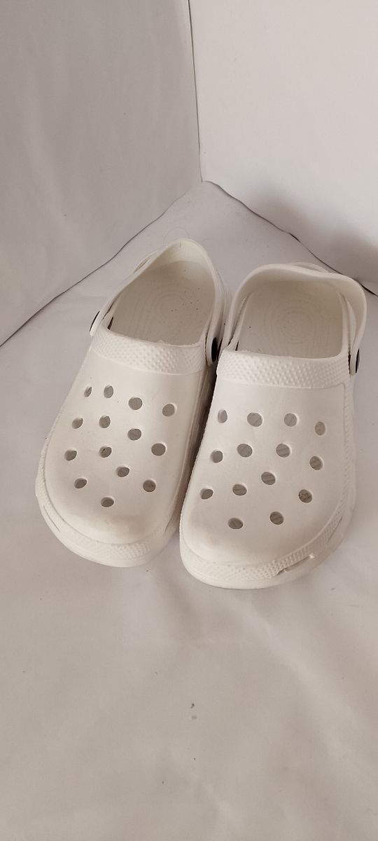 Sandalias blancas de plástico con agujeros