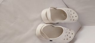 Sandalias blancas de plástico con agujeros