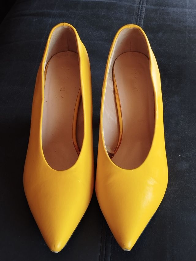 Zapatos amarillos talla 36.