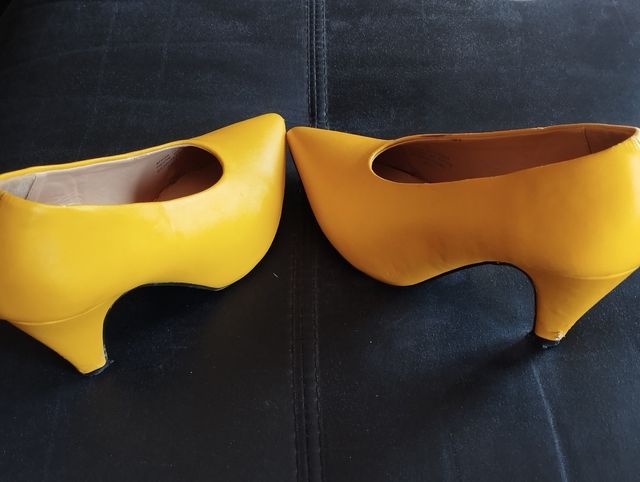 Zapatos amarillos talla 36.
