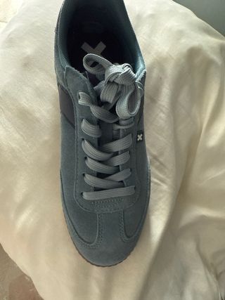 Zapatos azules y marrones