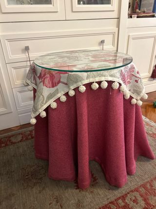 Mesa camilla con mantel y cojines