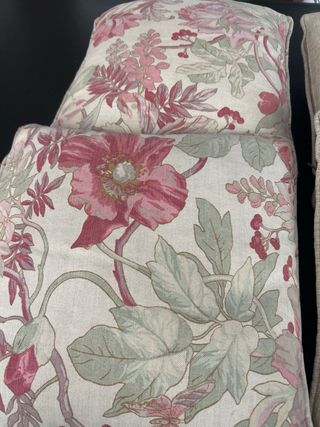 Mesa camilla con mantel y cojines