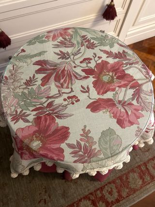Mesa camilla con mantel y cojines