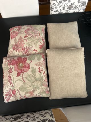 Mesa camilla con mantel y cojines