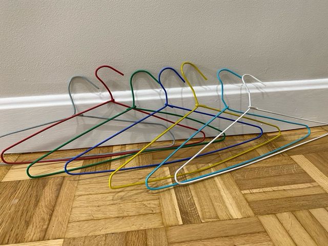 Perchas de alambre de colores
