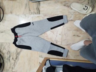 Conjunto de chándal gris y negro para niño
