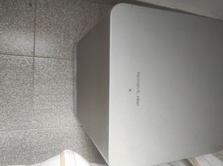 2 altavoces y su subwoofer marca Harman/kardon