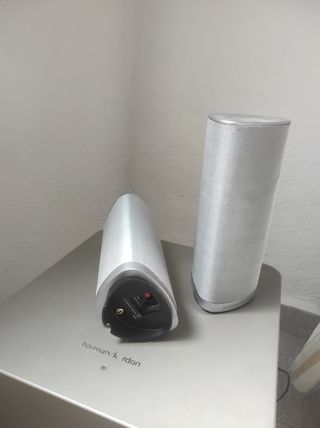 2 altavoces y su subwoofer marca Harman/kardon