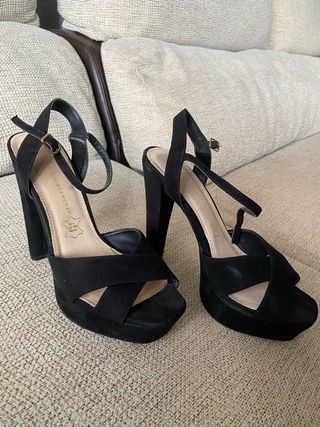Zapato tacon negro aterciopelado de fiesta