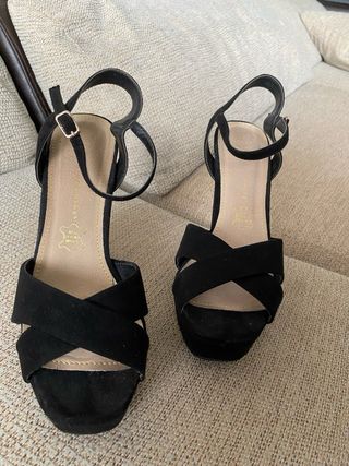 Zapato tacon negro aterciopelado de fiesta