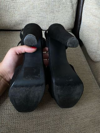 Zapato tacon negro aterciopelado de fiesta