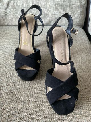 Zapato tacon negro aterciopelado de fiesta