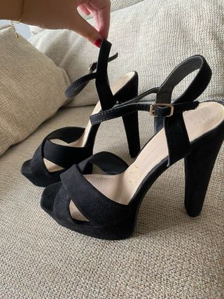 Zapato tacon negro aterciopelado de fiesta