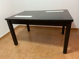 Mesa de comedor extensible negra y blanca