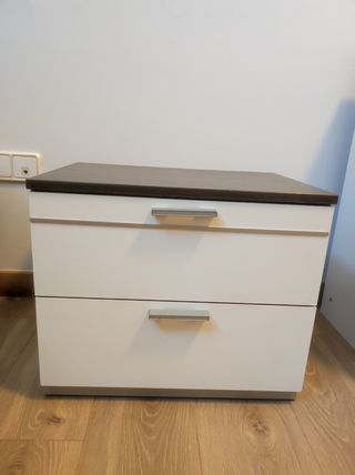 2 mesitas de noche blancas