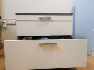 2 mesitas de noche blancas