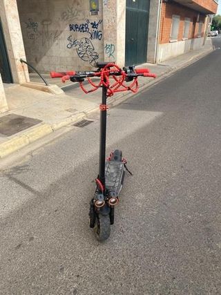 Patinete eléctrico negro y rojo