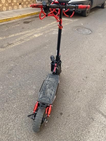 Patinete eléctrico negro y rojo