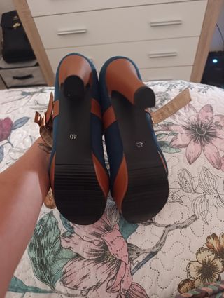 Zapatos de tacón azul y marrón sin estrenar!! 
