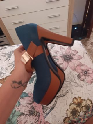 Zapatos de tacón azul y marrón sin estrenar!! 