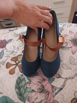 Zapatos de tacón azul y marrón sin estrenar!! 