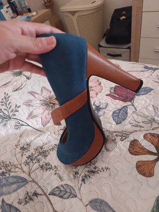 Zapatos de tacón azul y marrón sin estrenar!! 