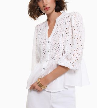 Blusa blanca nueva con detalles de bordado inglés.