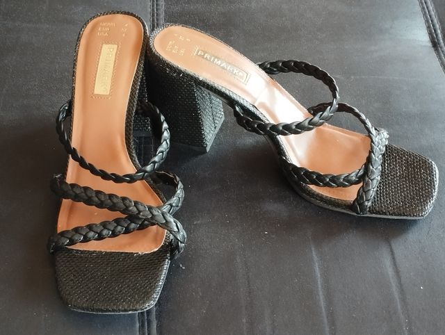 Sandalias de tacón.