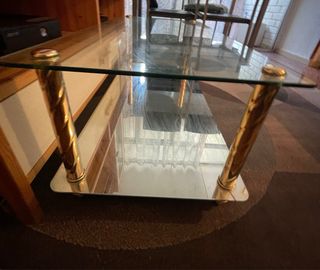 Mesa centro cristal y metal color dorado 